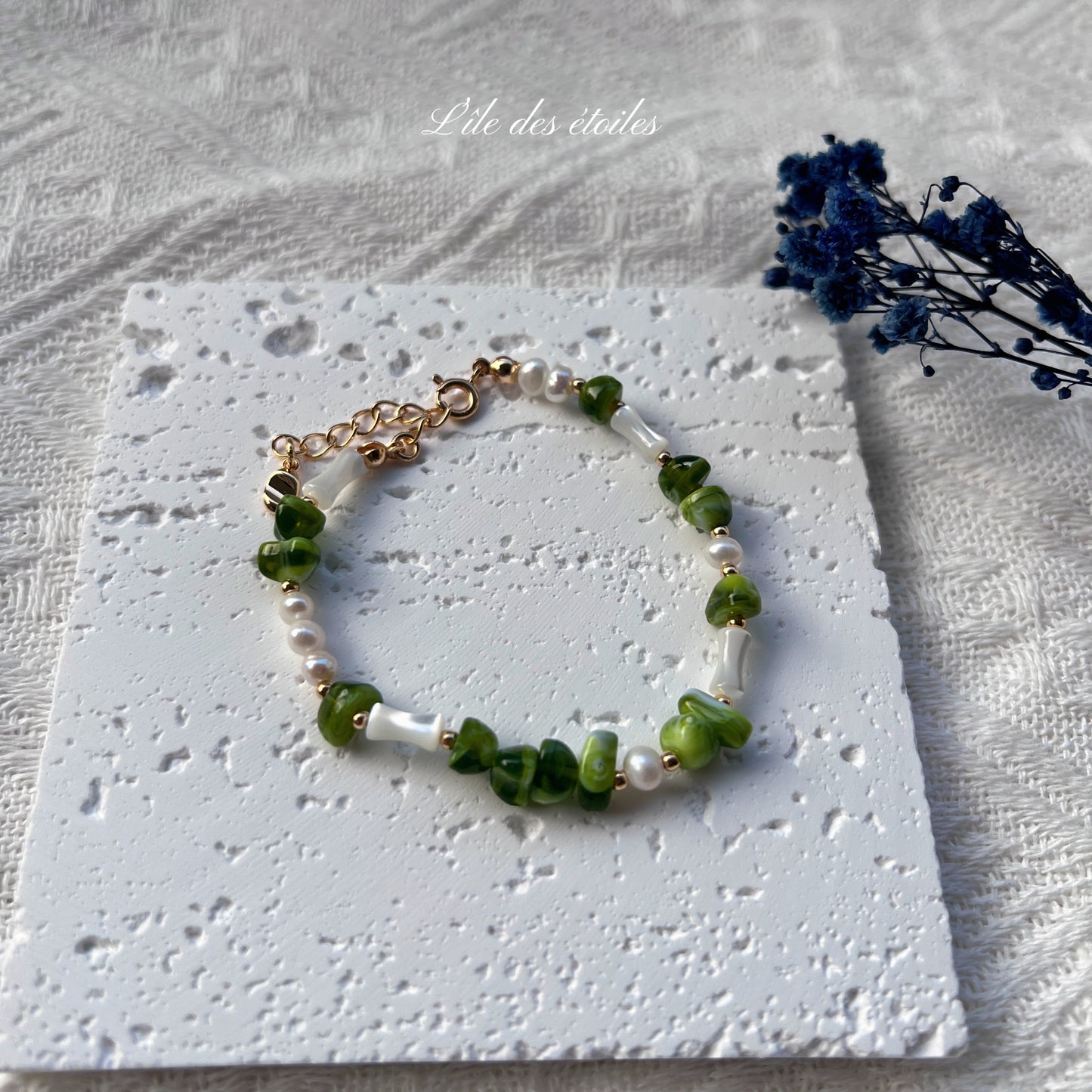 Bracelet en argent avec résine coquilles d’argent et perles