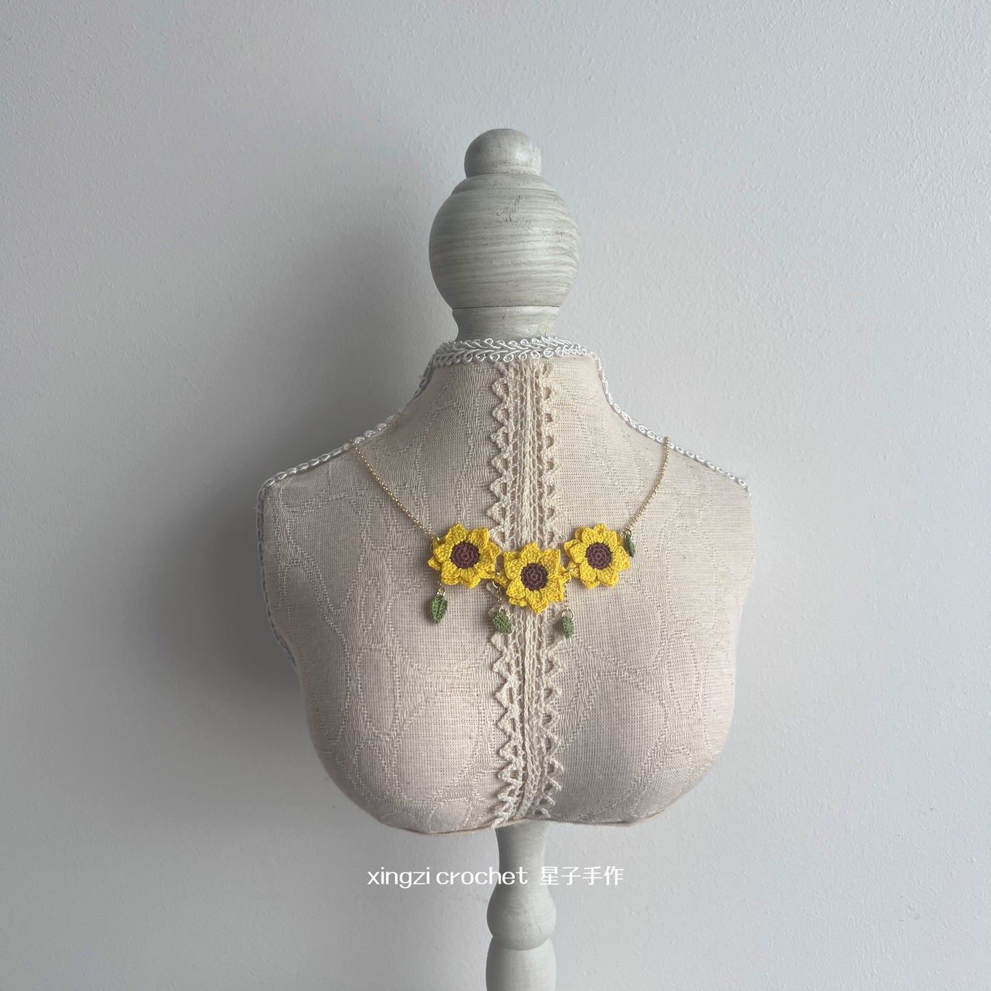 Boucles d'oreilles collier et bracelet tournesol à micro-crochets