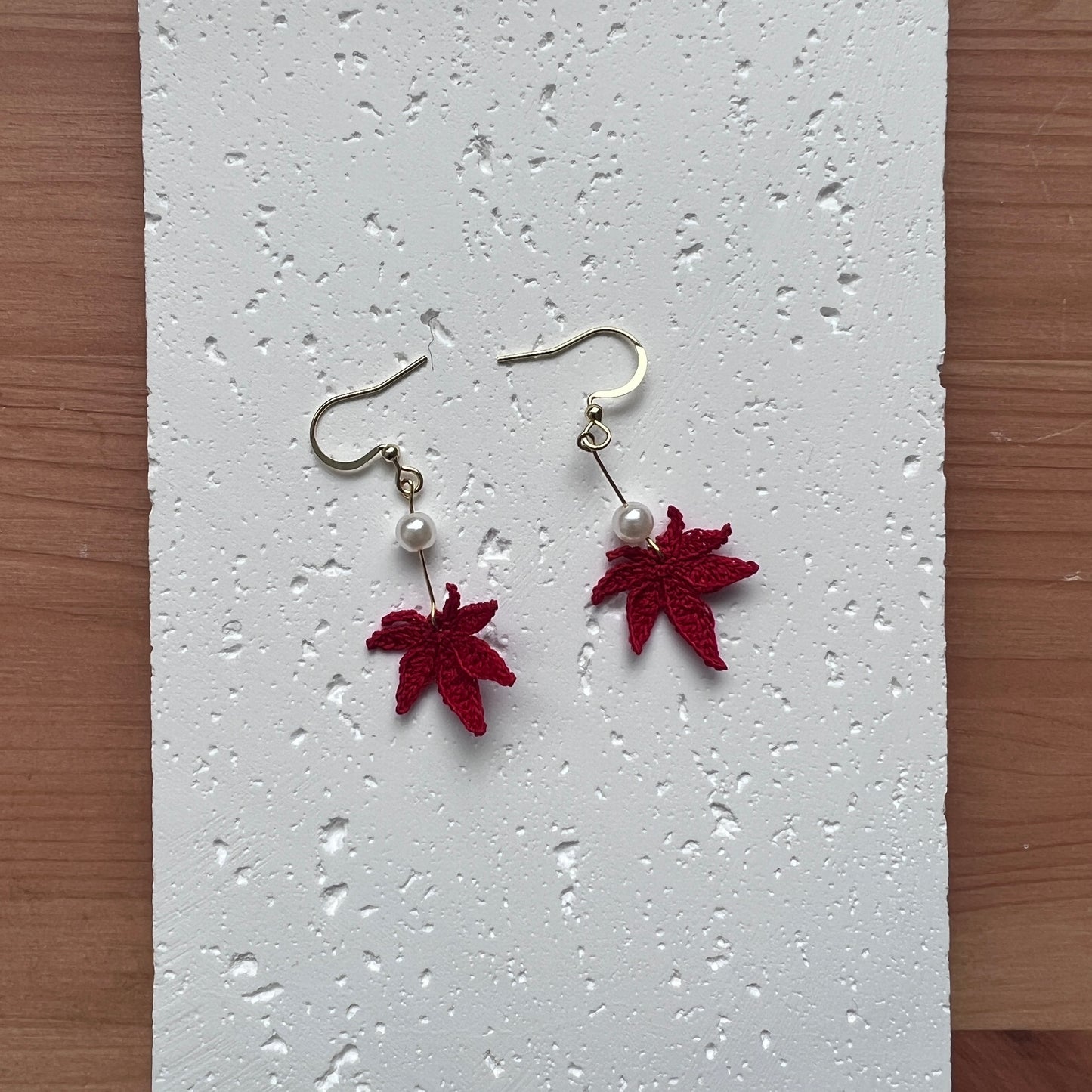 Boucles d'oreilles en feuilles d'érable avec des perles en micro crochet