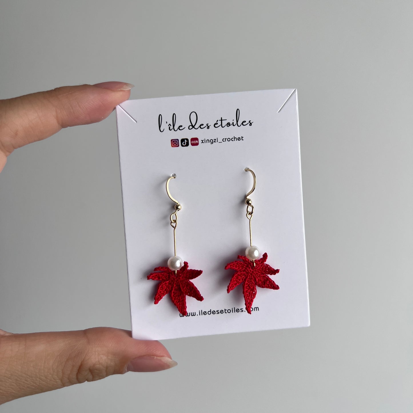 Boucles d'oreilles en feuilles d'érable avec des perles en micro crochet