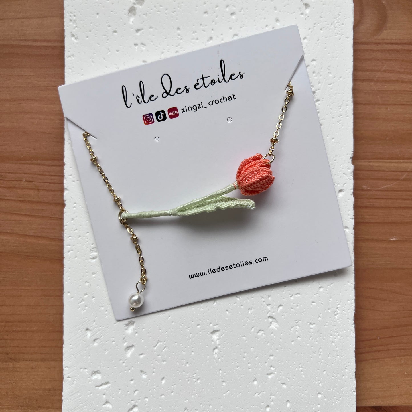 Collier tulipe à micro-crochets