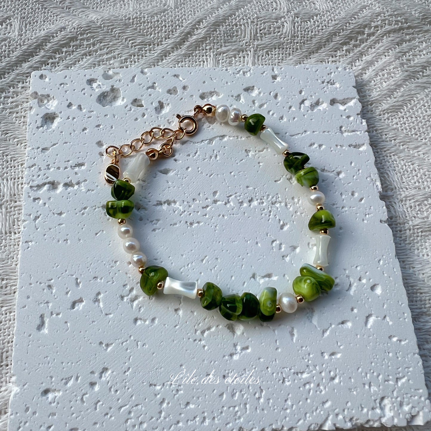 Bracelet en argent avec résine coquilles d’argent et perles