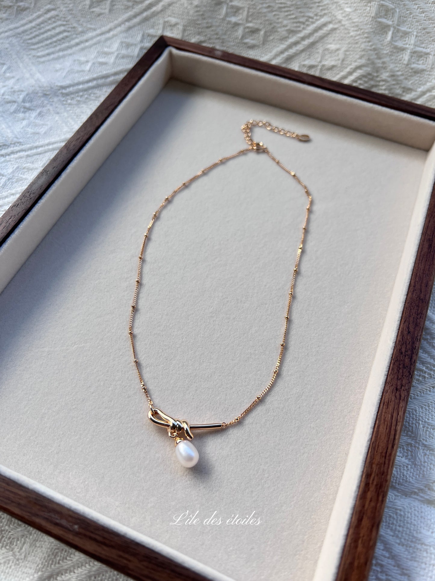 Collier en argent en forme de nœud avec perle