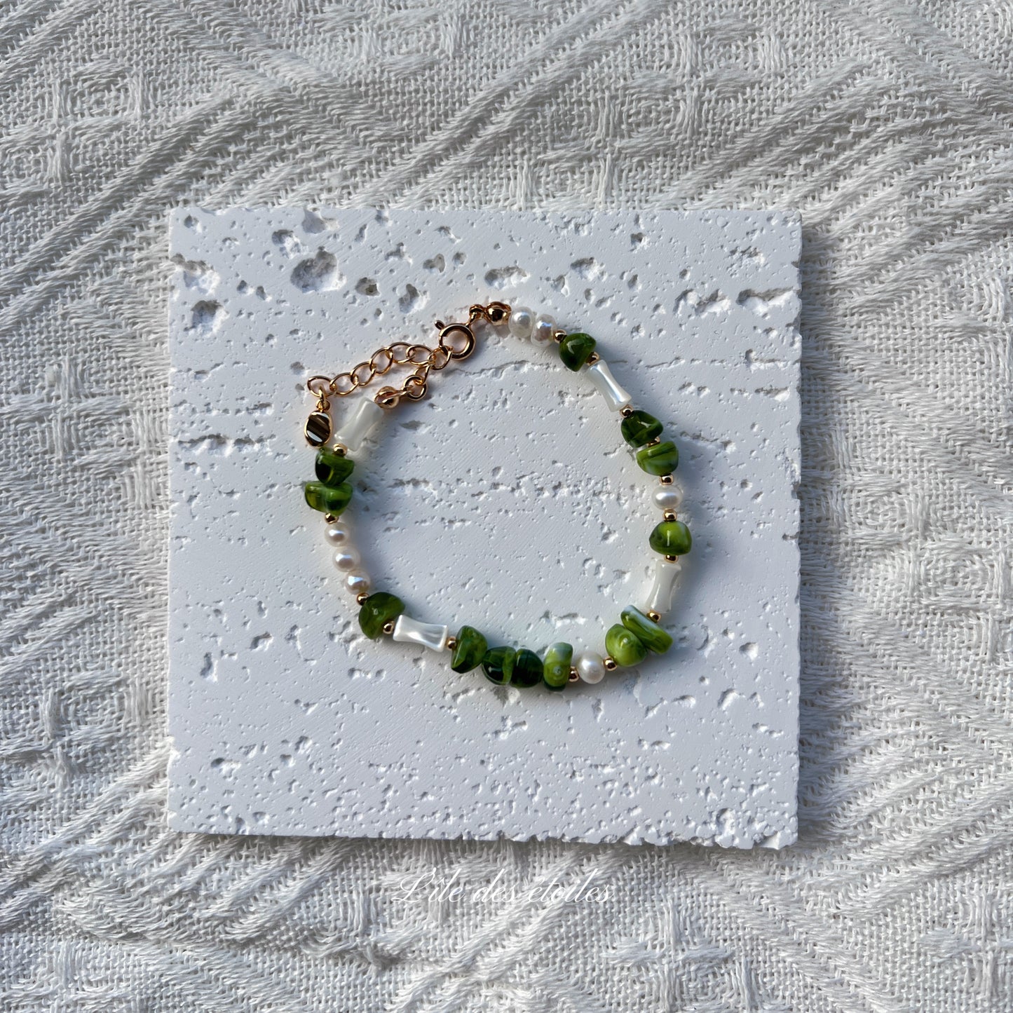 Bracelet en argent avec résine coquilles d’argent et perles
