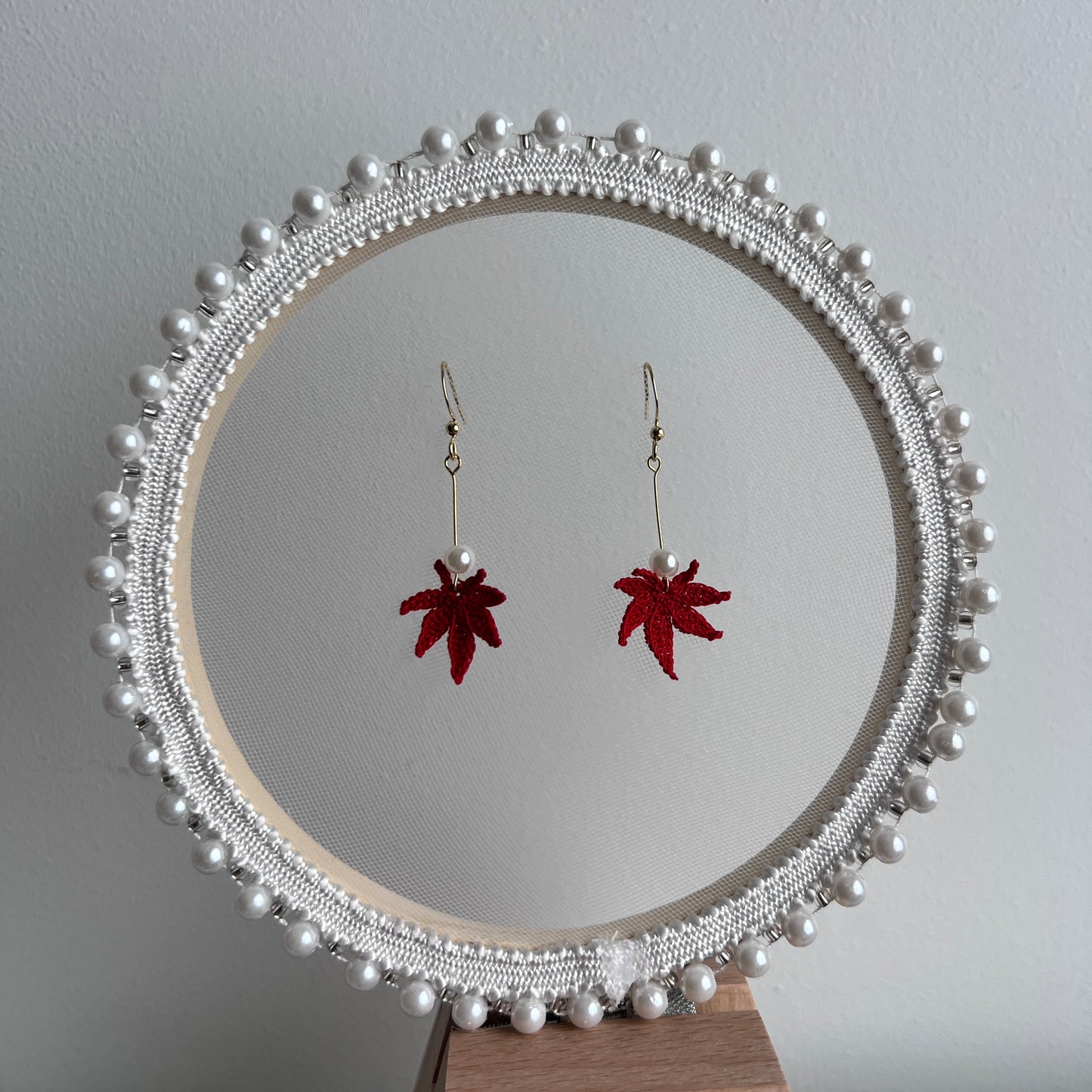 Boucles d'oreilles en feuilles d'érable avec des perles en micro crochet