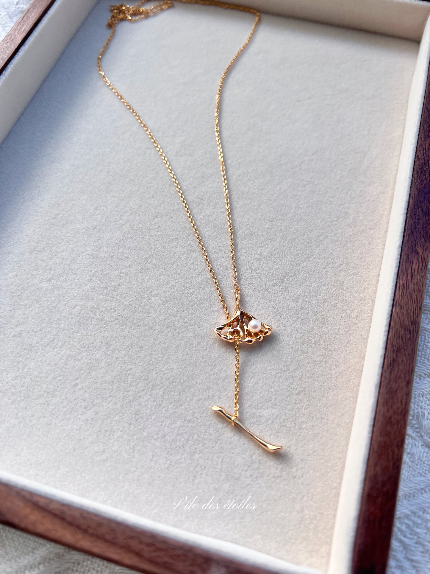 Collier en argent avec perle et feuilles de ginkgo ajouré