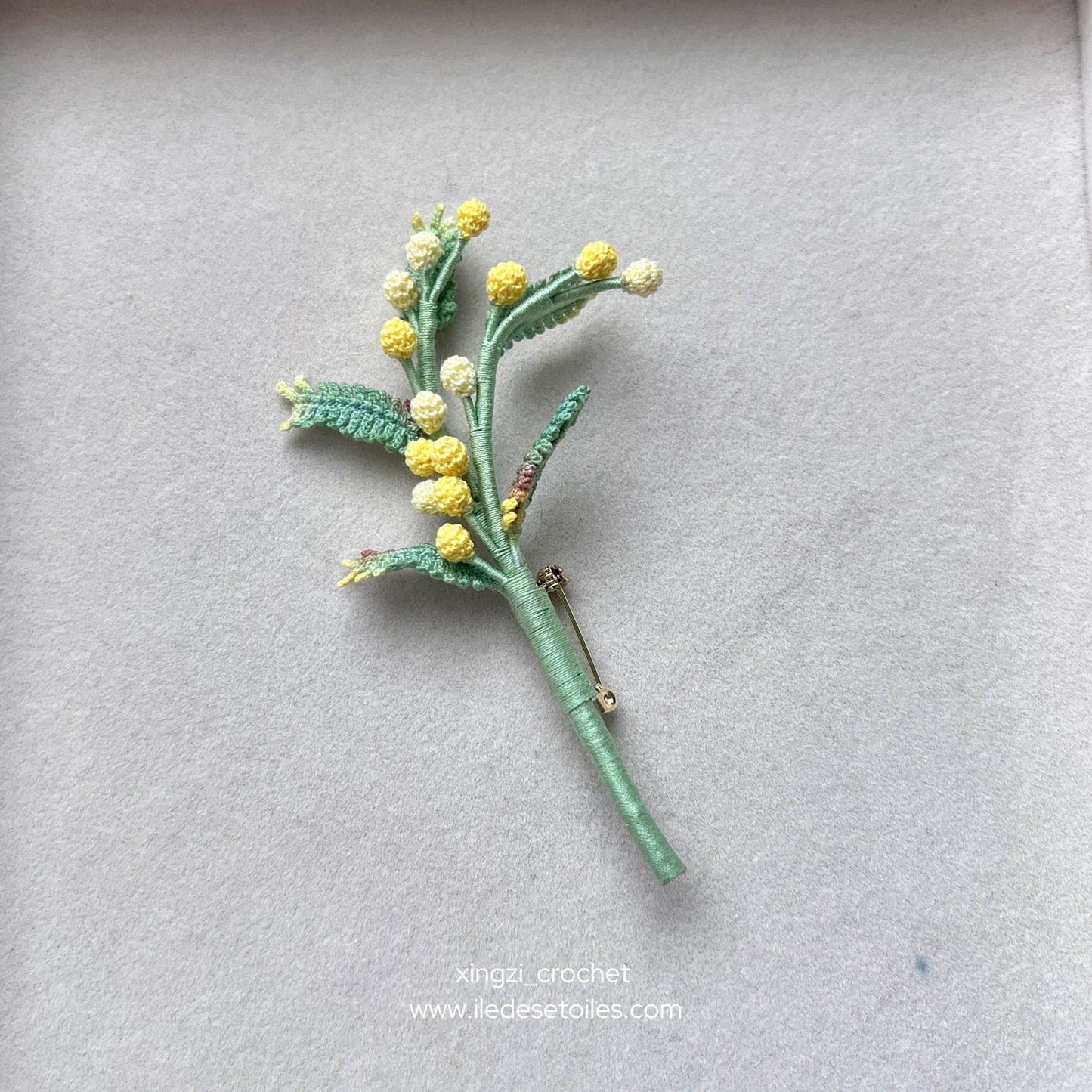 Broche mimosa en micro crochet