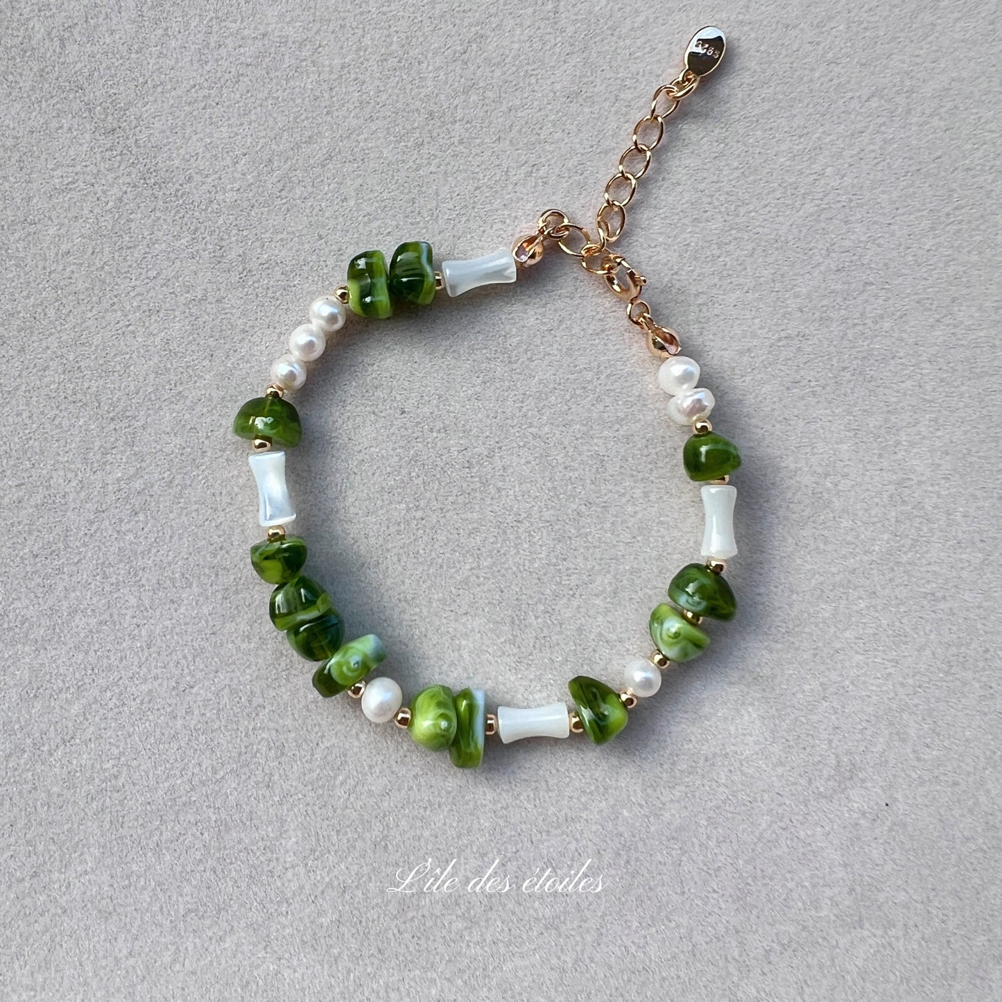 Bracelet en argent avec résine coquilles d’argent et perles