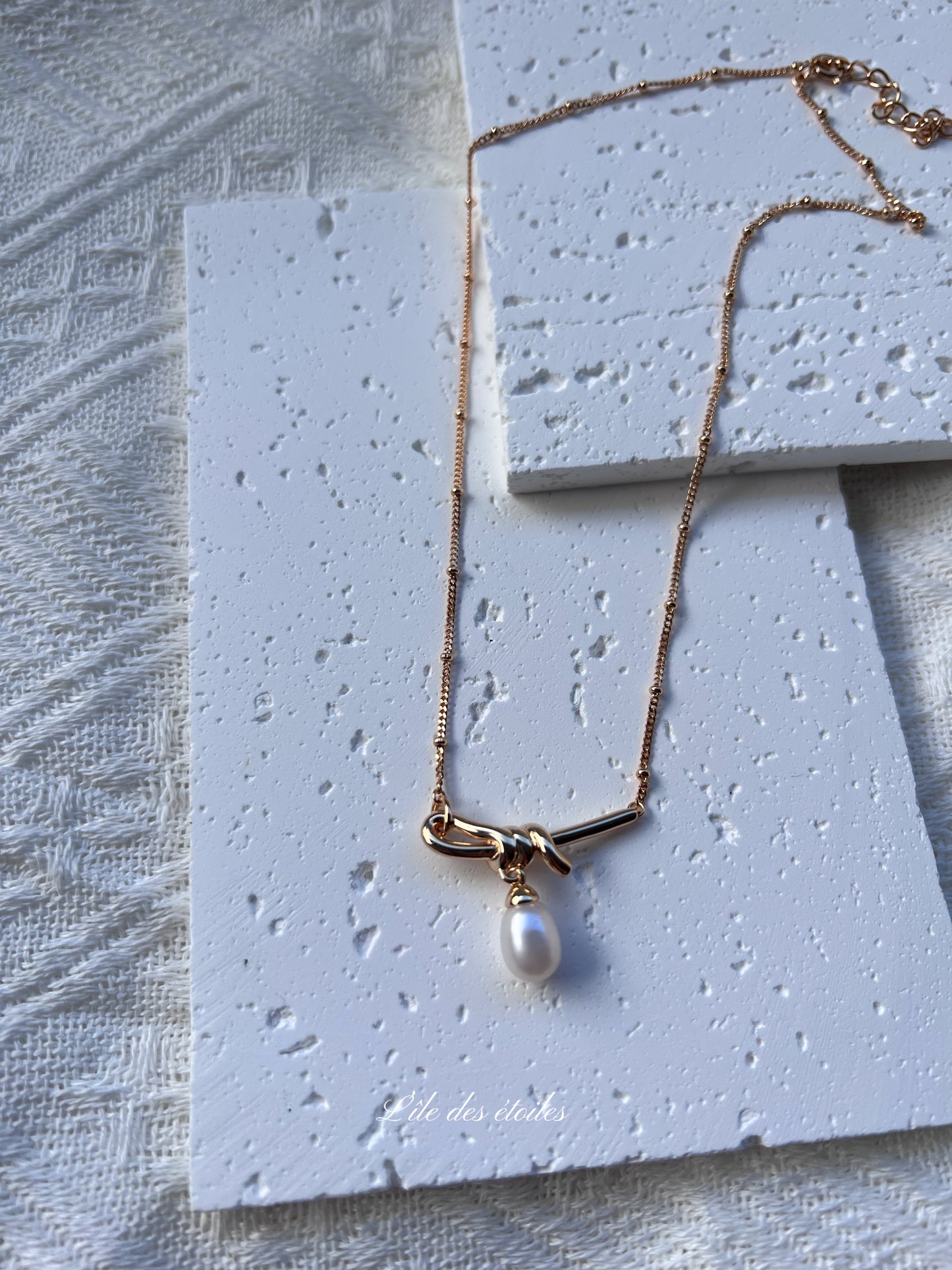 Collier en argent en forme de nœud avec perle