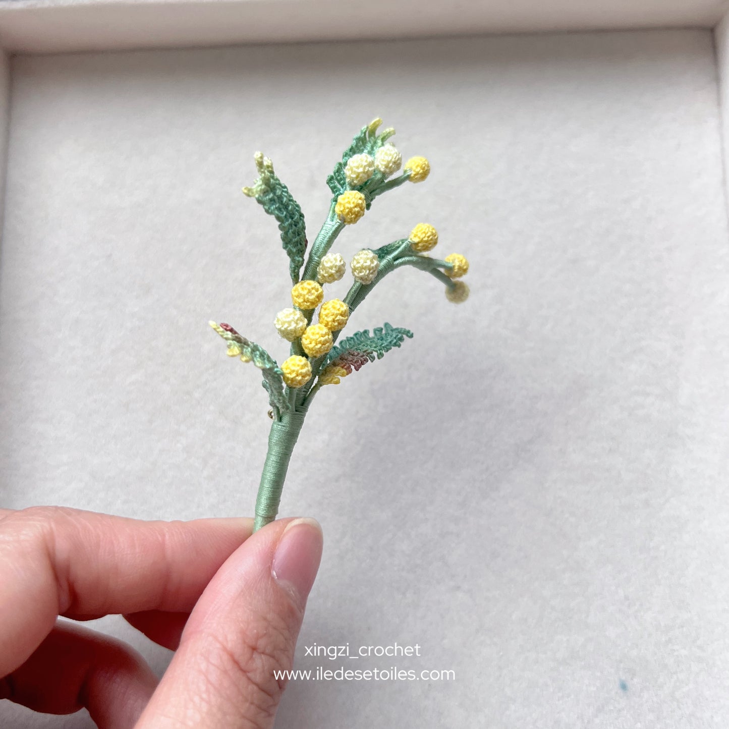 Broche mimosa en micro crochet
