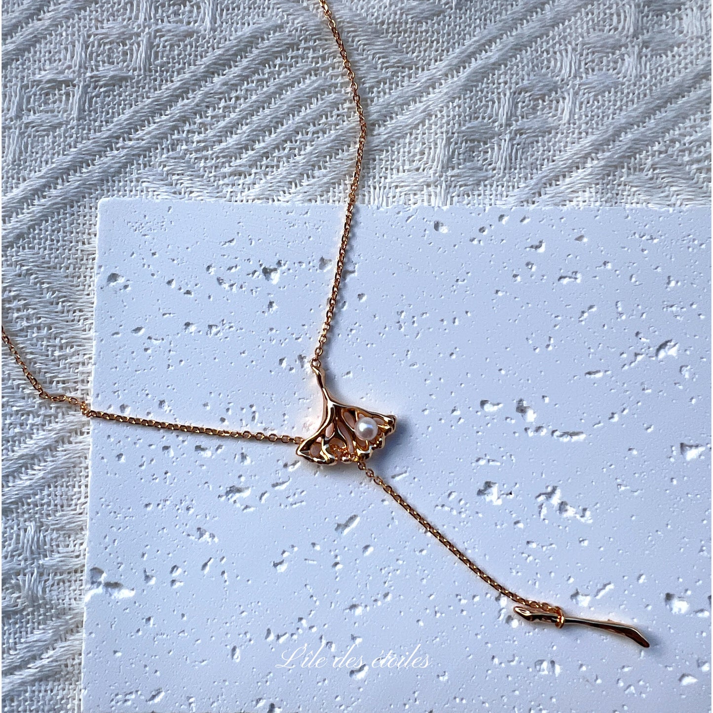 Collier en argent avec perle et feuilles de ginkgo ajouré