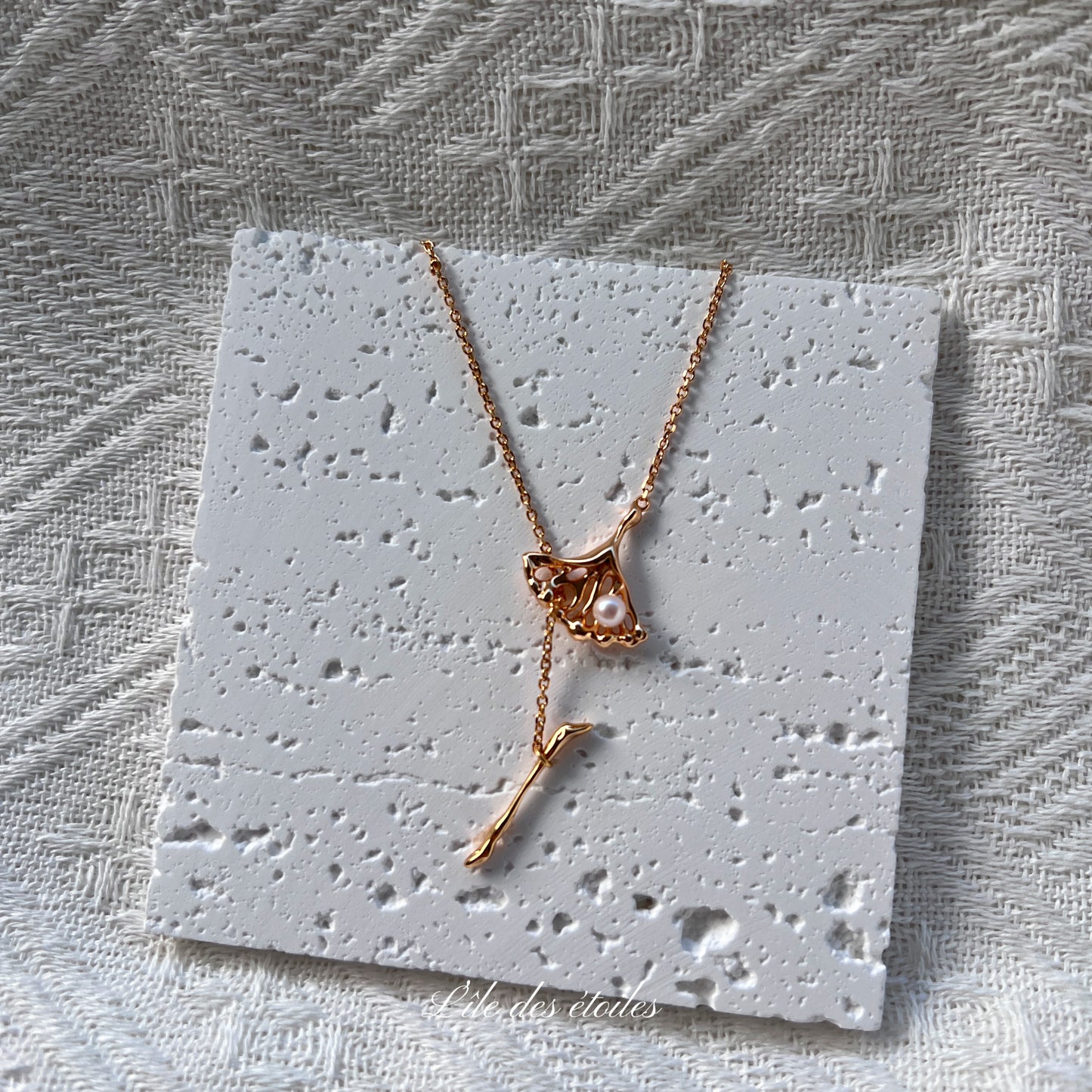 Collier en argent avec perle et feuilles de ginkgo ajouré
