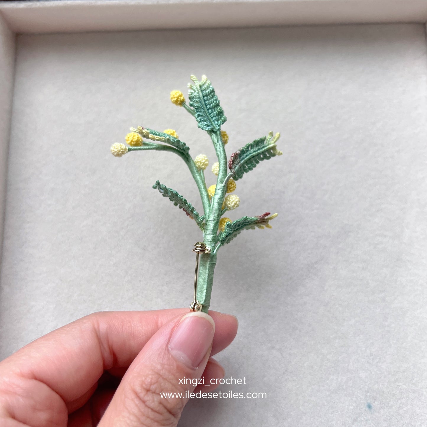Broche mimosa en micro crochet