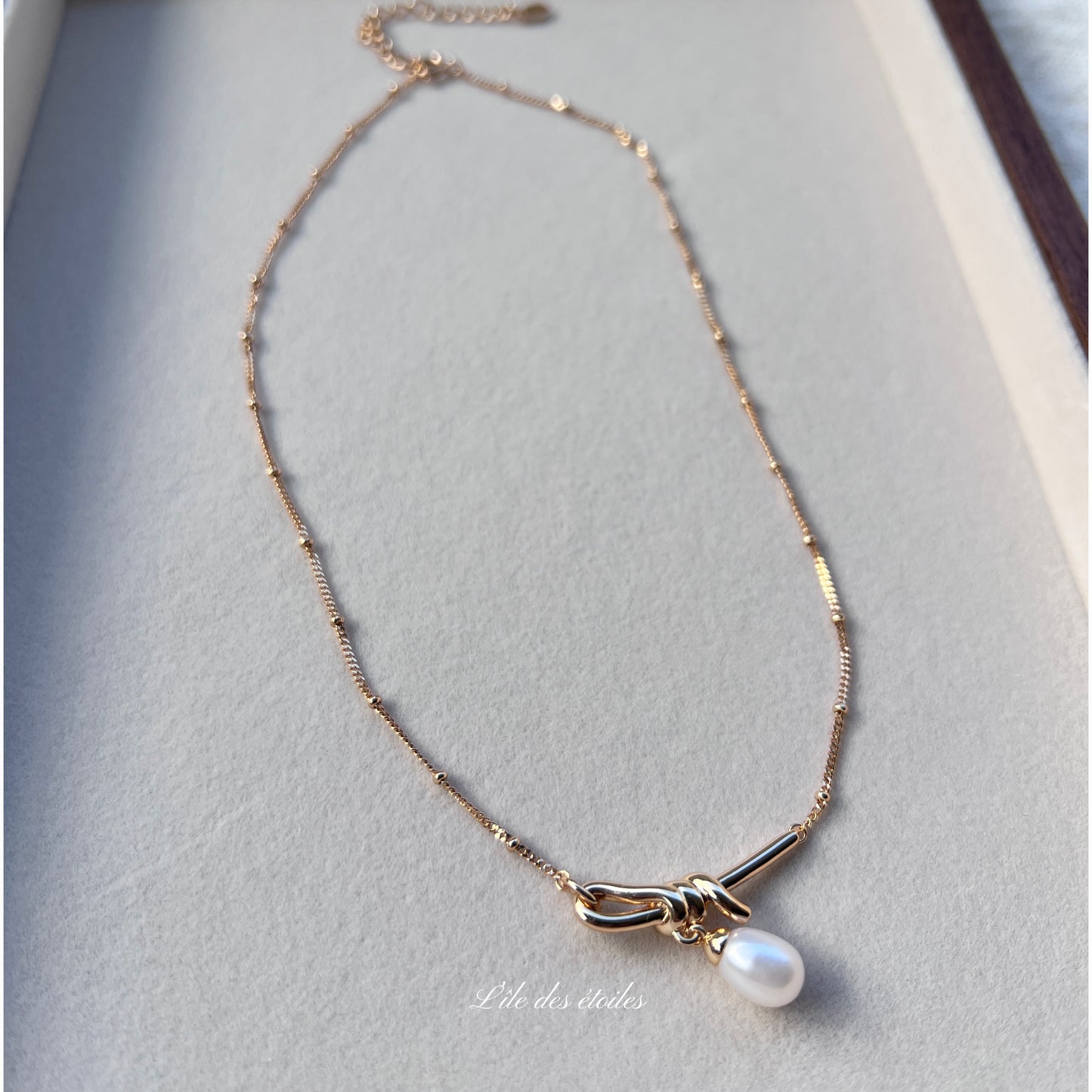 Collier en argent en forme de nœud avec perle