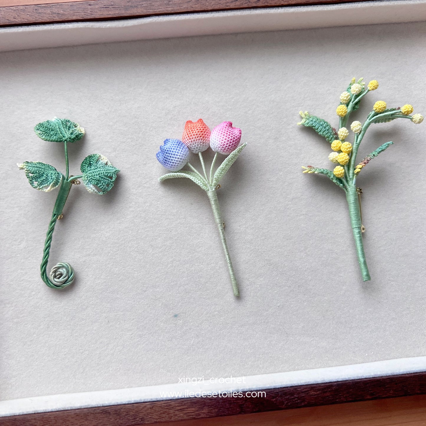 Broche Monstera en micro-crochet