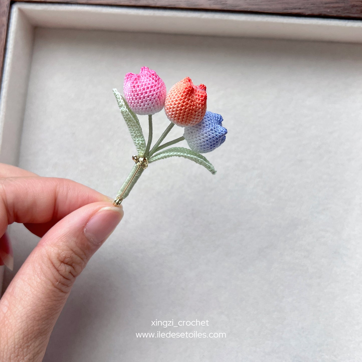 Broche tulipe à micro-crochet