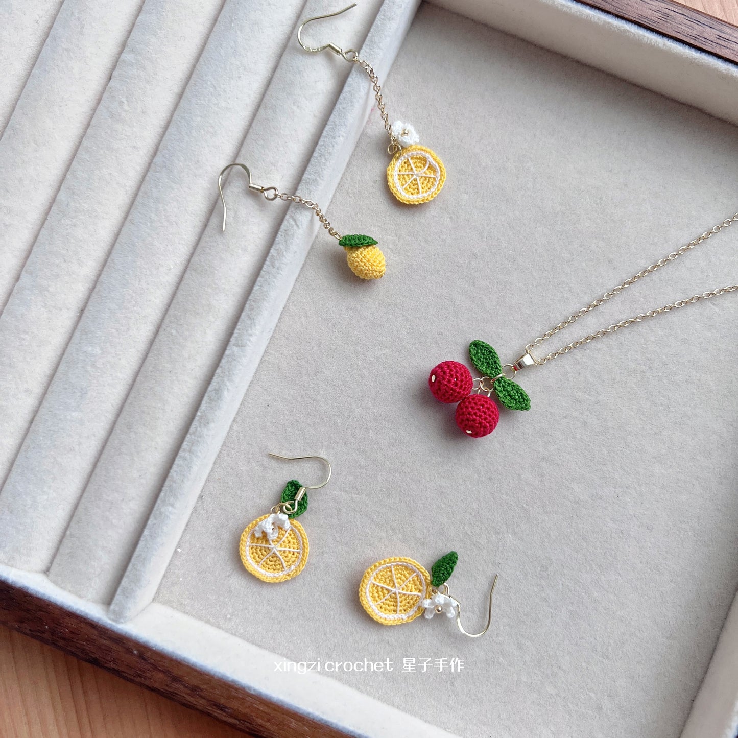 Boucles d'oreilles citron et collier cerise en Micro crochet