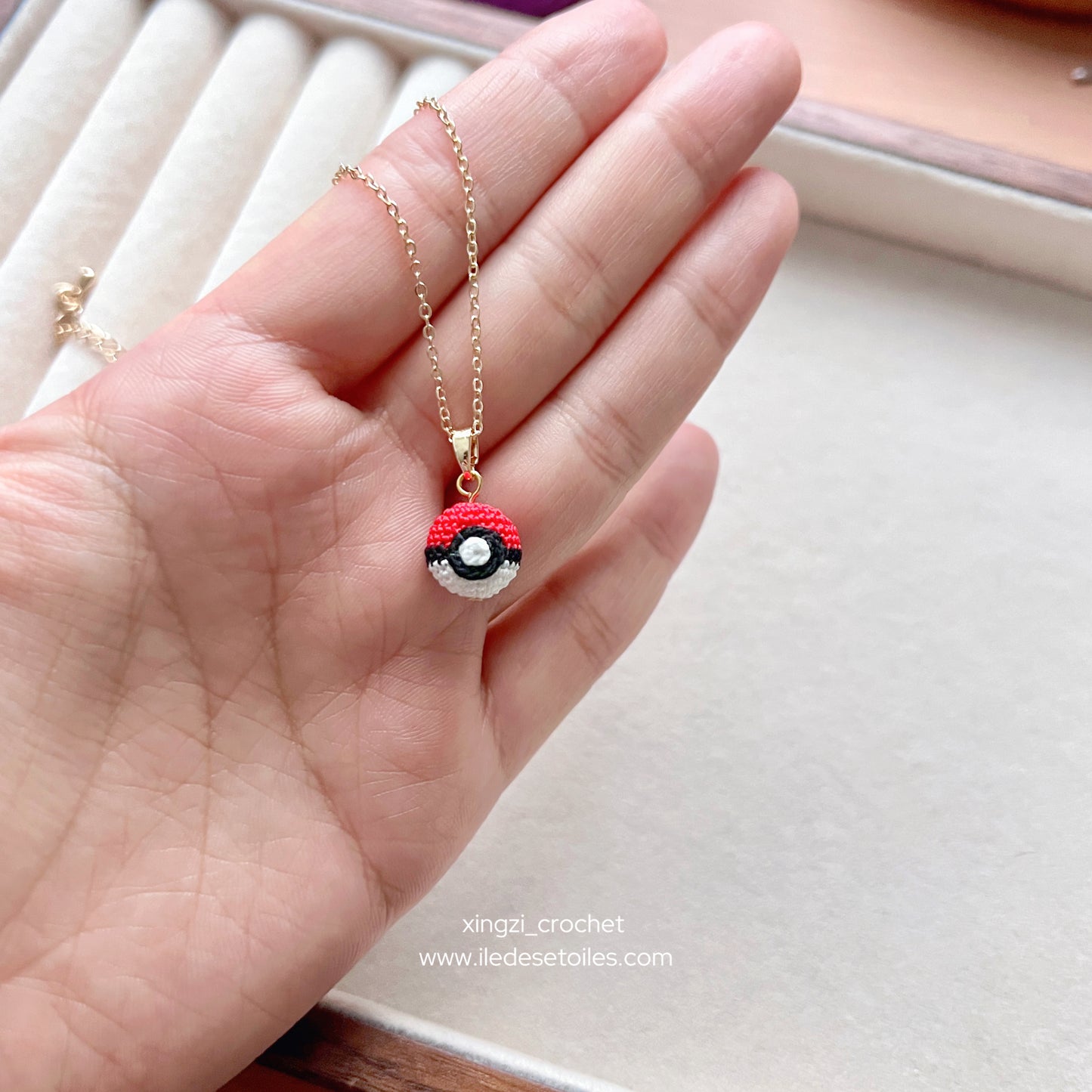 Collier à micro-crochet Pokéball