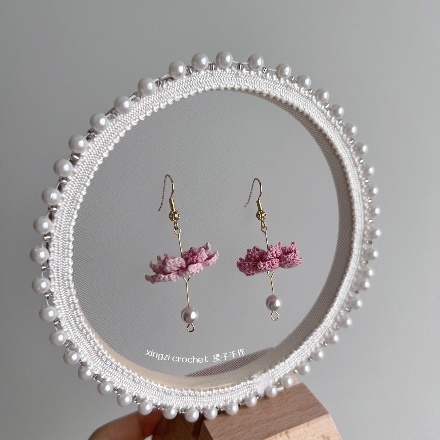 Boucles d'oreilles Lotus en Micro Crochet avec perles décoratives