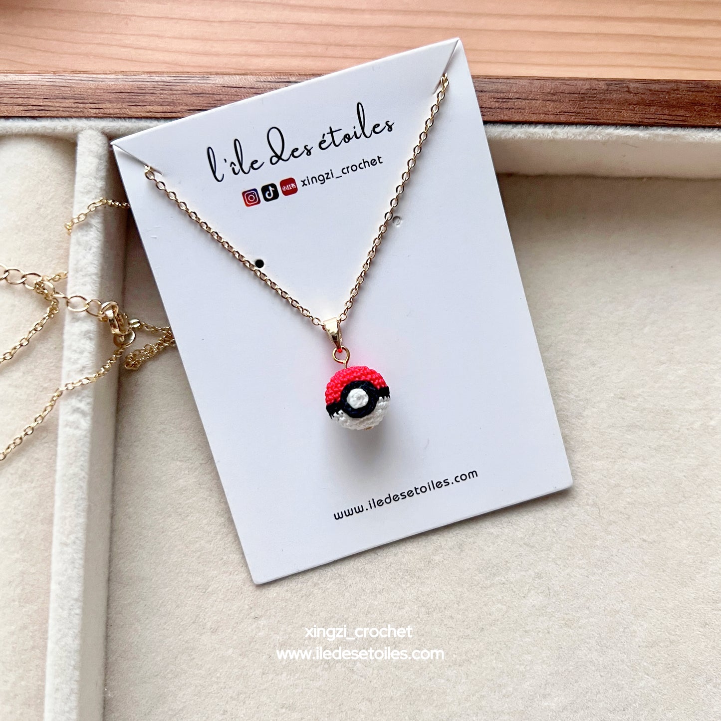 Collier à micro-crochet Pokéball
