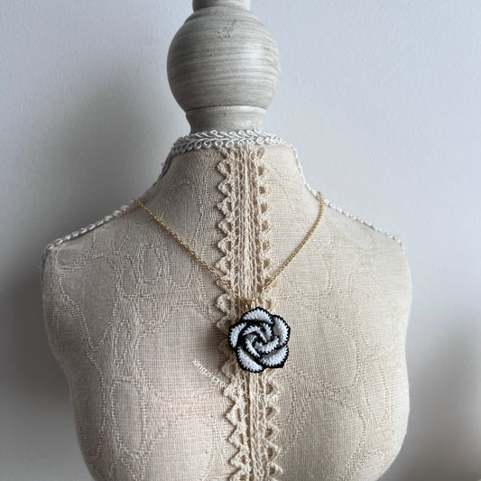 Collier Micro crochet rose noire et blanche