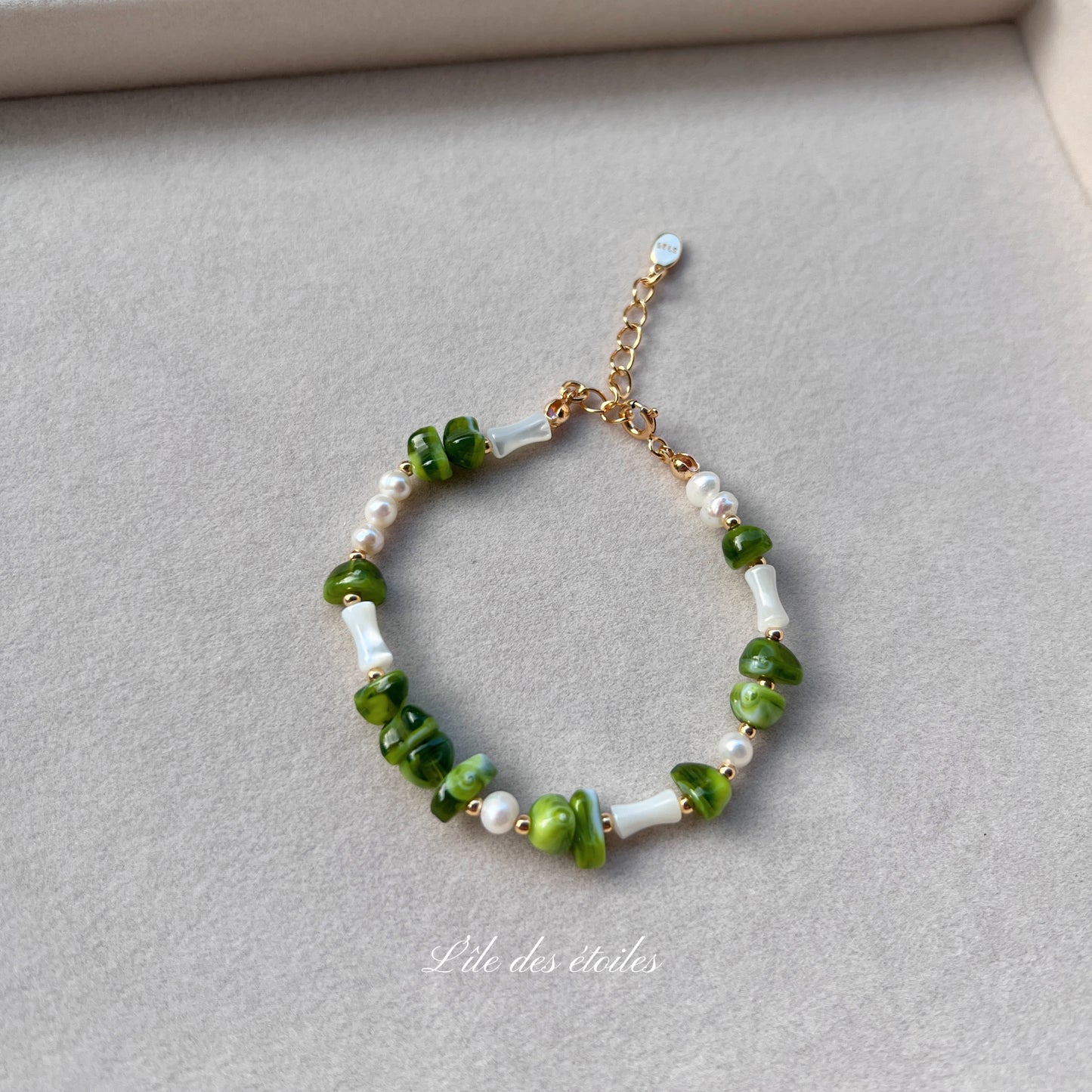 Bracelet en argent avec résine coquilles d’argent et perles