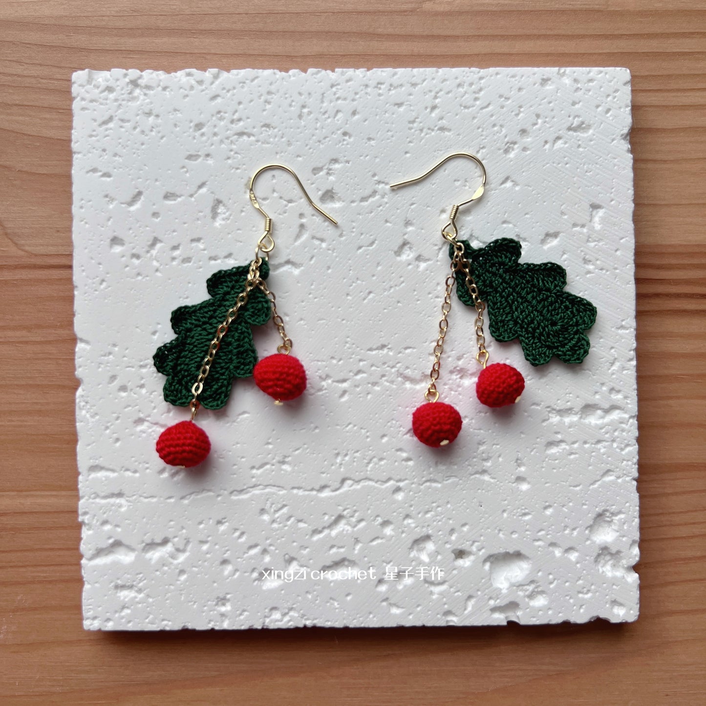 Édition limitée Noël｜boucle d’oreille feuilles de houx de Noël et petits fruits en micro crochet