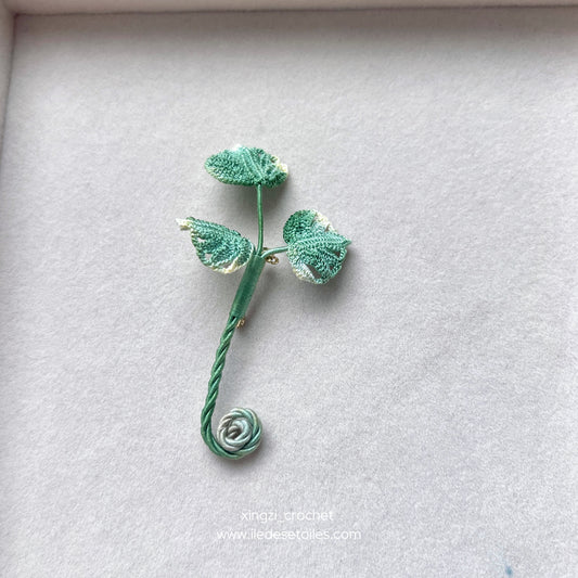 Broche Monstera en micro-crochet
