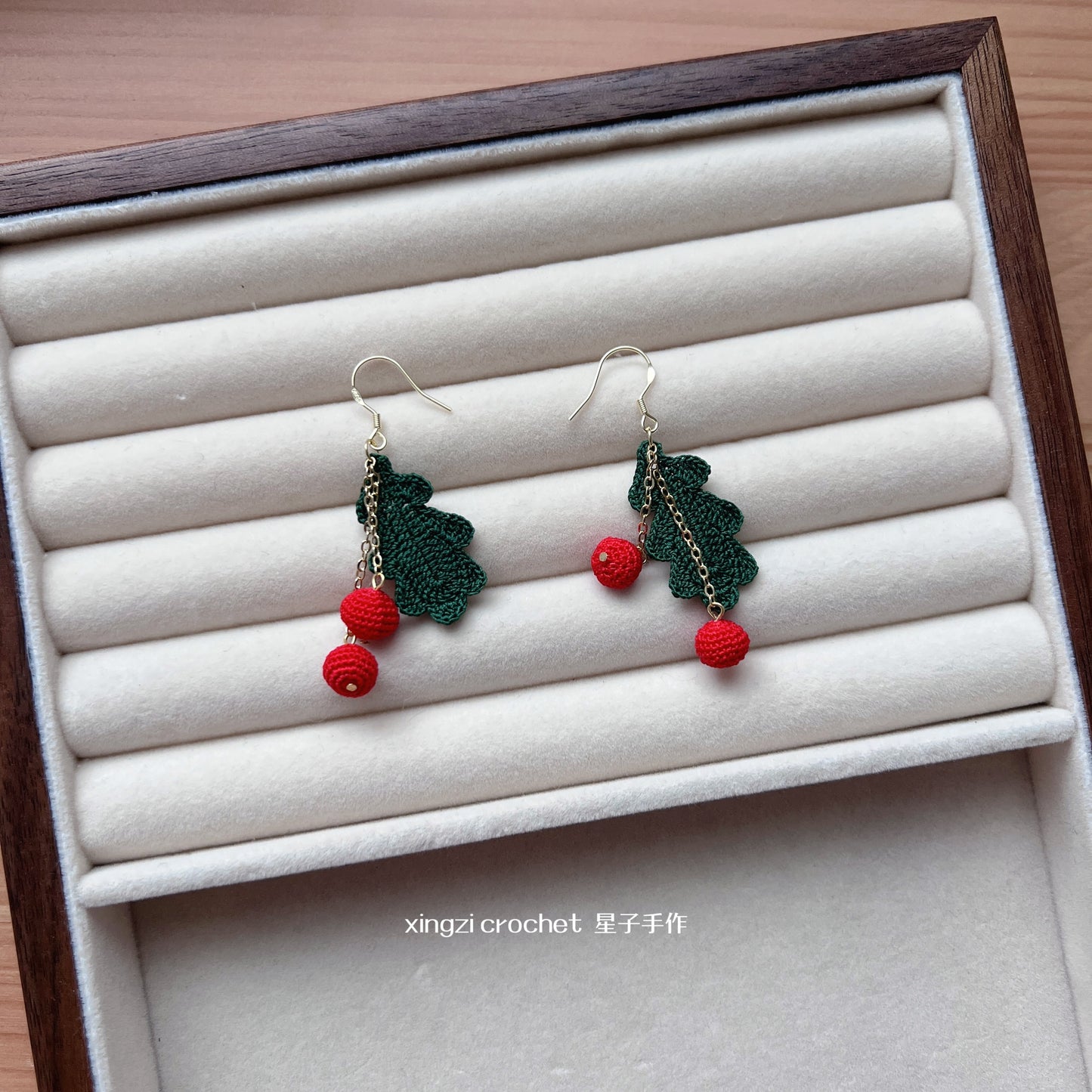 Édition limitée Noël｜boucle d’oreille feuilles de houx de Noël et petits fruits en micro crochet