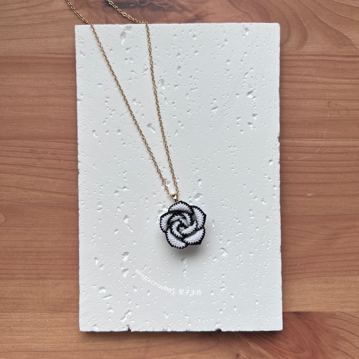 Collier Micro crochet rose noire et blanche