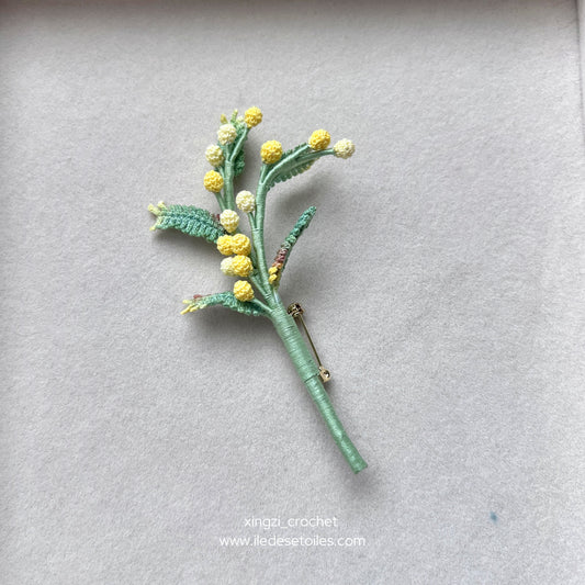 Broche mimosa en micro crochet