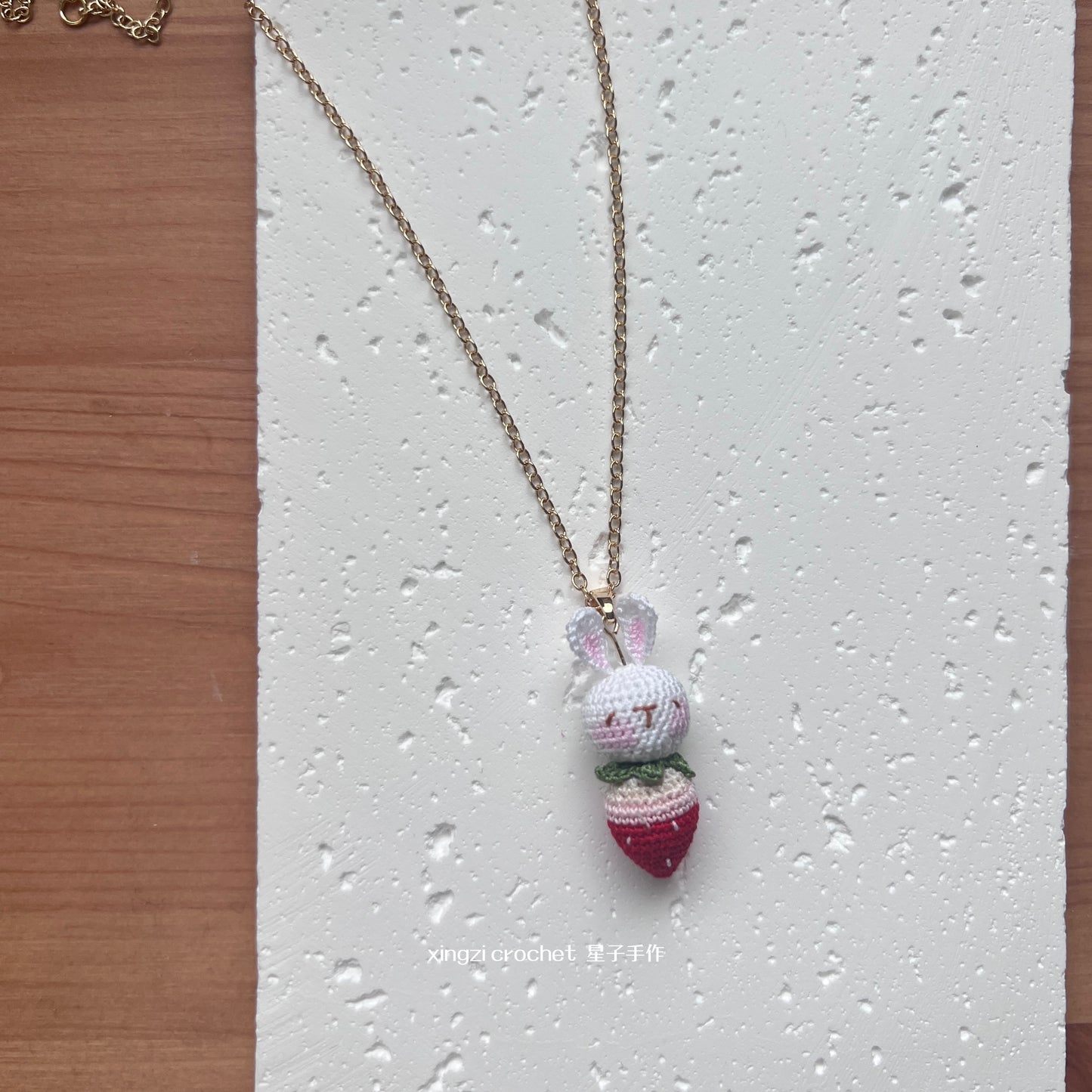 Collier Micro Crochet lapin fraise