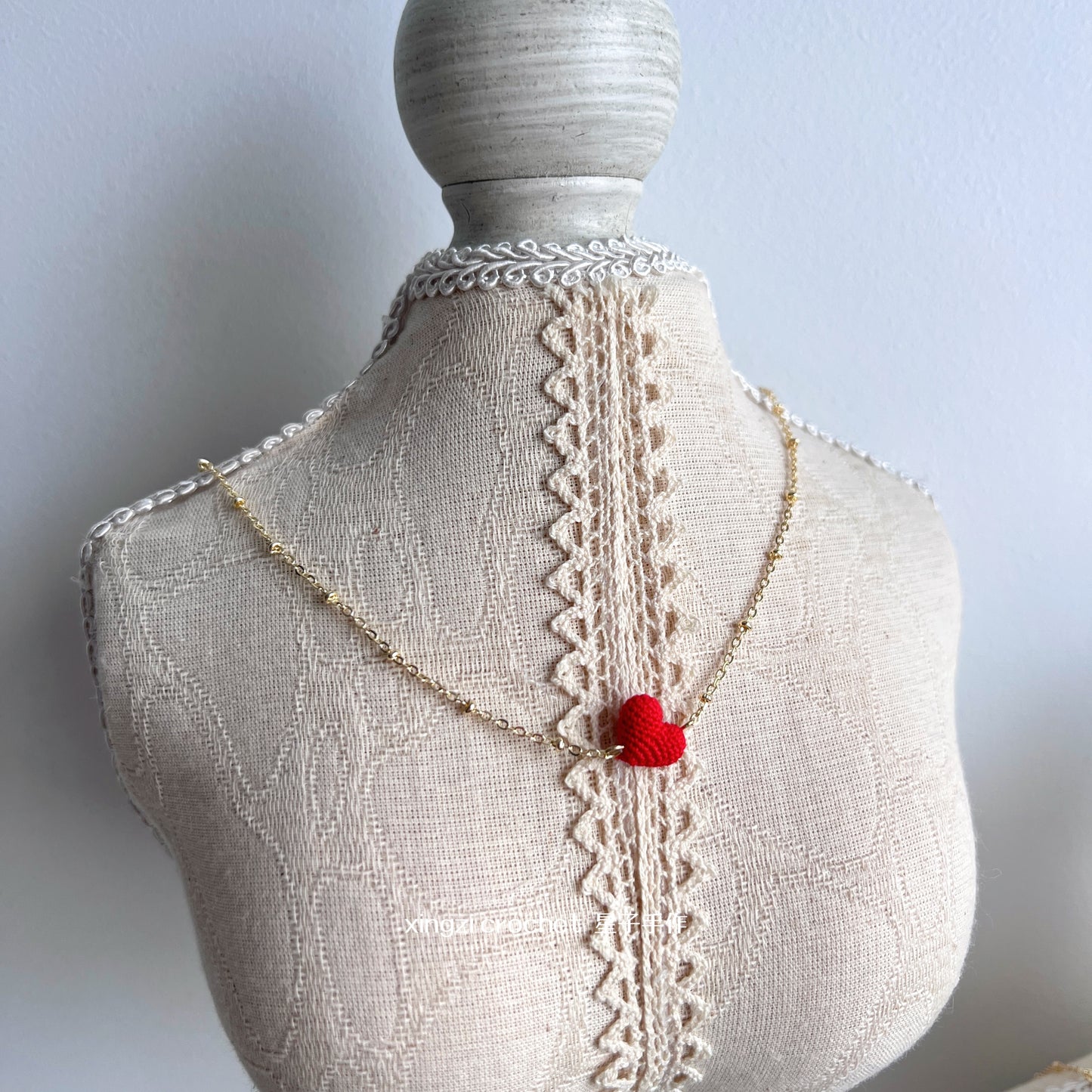 Collier en forme de cœur au micro crochet