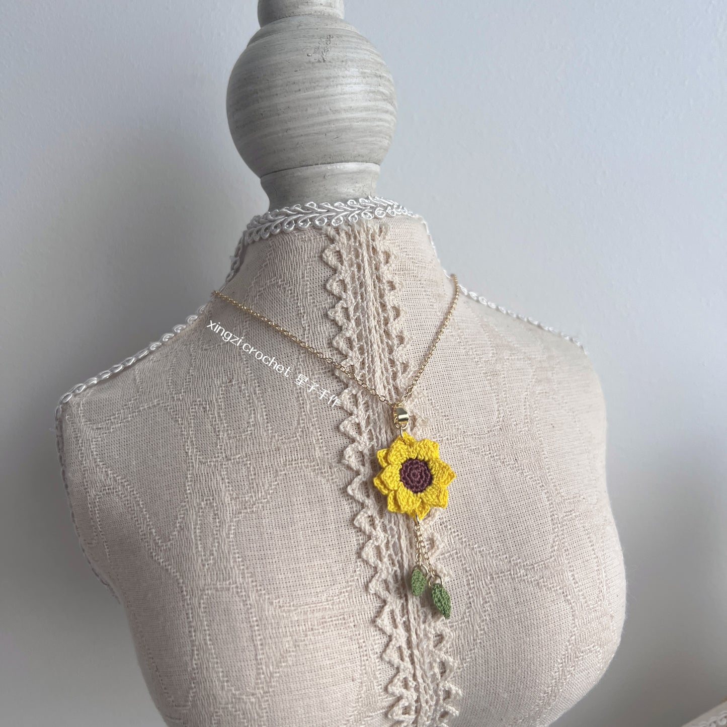 Boucles d'oreilles collier et bracelet tournesol à micro-crochets