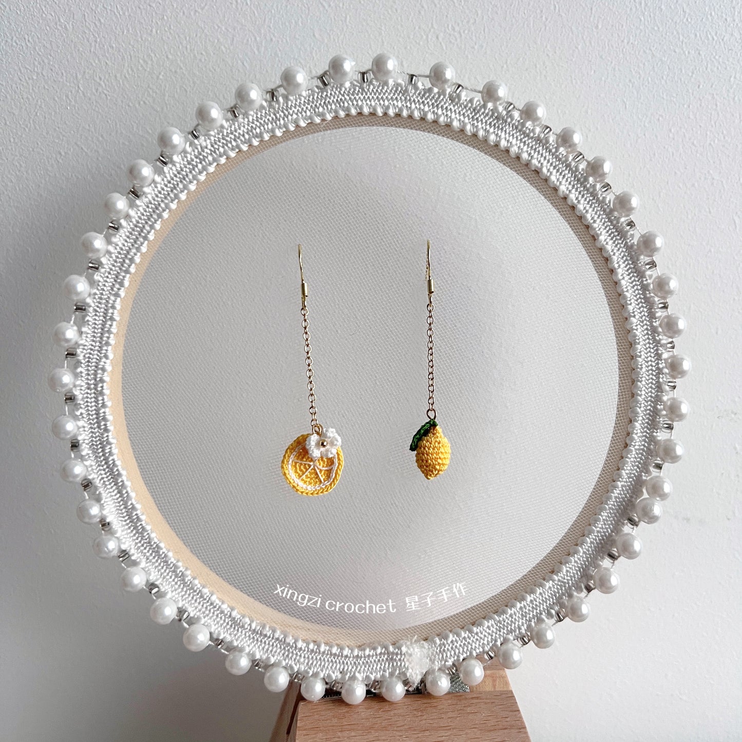 Boucles d'oreilles citron et collier cerise en Micro crochet