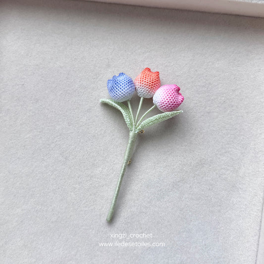 Broche tulipe à micro-crochet